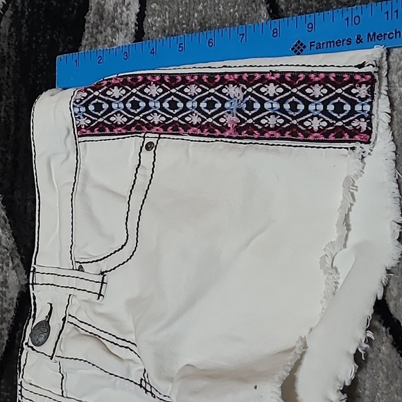 BUCKLE DAYTRIP CAPRICORN EMBROIDERED DENIM JEAN SHORTS - Picture 4 of 10